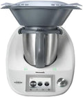 Bimby TM5 Robot da Cucina Multifunzione, COME NUOVO SCATOLATO- Boccale Inox 2 L, Bilancia Digitale Integrata, Motore a Trasmissione Diretta, Display Touch, Set Accessori Inclusi, Garanzia 24 Mesi